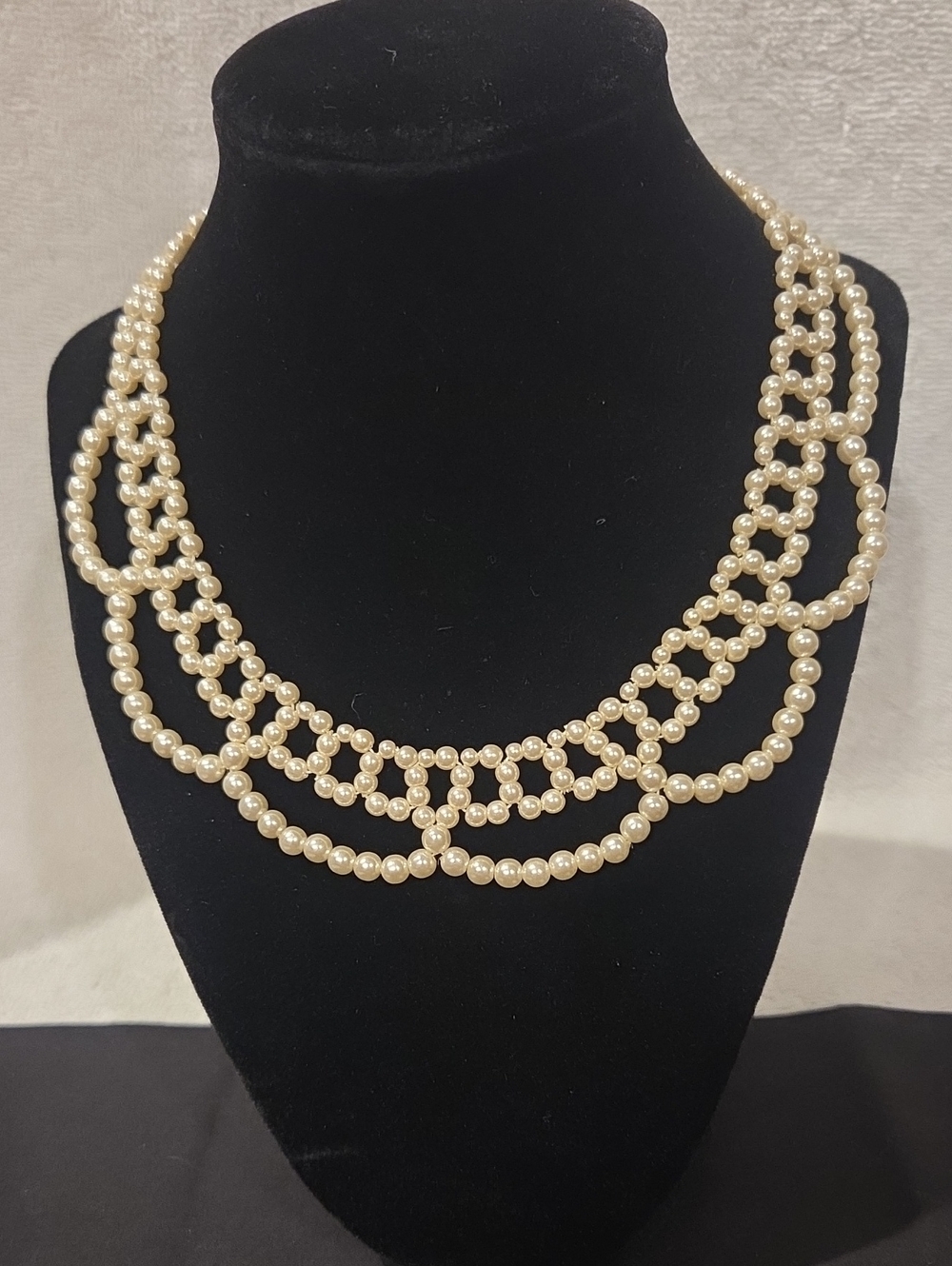 VINTAGE AVON FAUX PEARL LACE NECKLACE